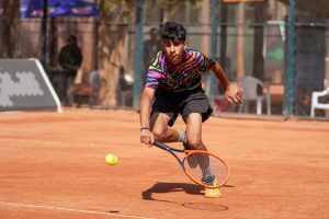 جمعی از شرکت‌کنندگان در کنار زمین <a href=